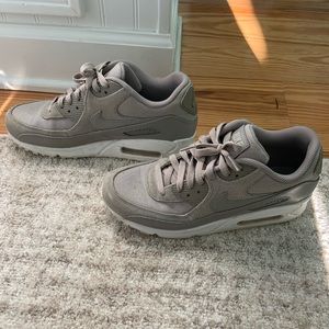 Nike Air Max Men’s Size 9 Grey and White